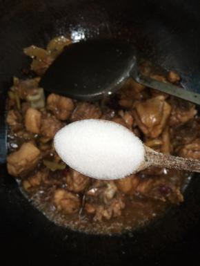 加入一勺盐翻炒均匀！