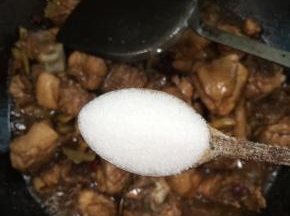 加入一勺盐翻炒均匀！