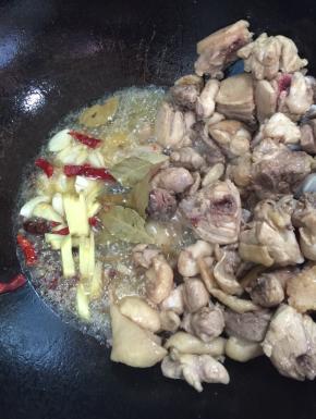 把鸡块儿拨到一边，放入生姜，蒜瓣，花椒，干辣椒，八角，香叶爆出香味儿！