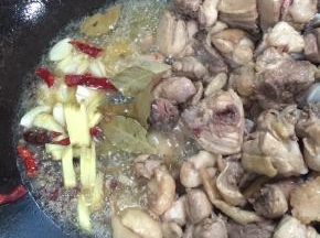 把鸡块儿拨到一边，放入生姜，蒜瓣，花椒，干辣椒，八角，香叶爆出香味儿！