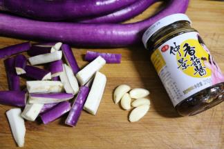 准备材料，茄子洗净，蒜剥皮