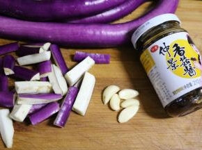 准备材料，茄子洗净，蒜剥皮