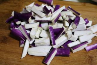 茄子切小块，蒜拍碎