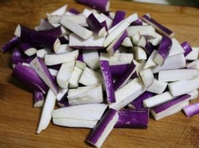 茄子切小块，蒜拍碎