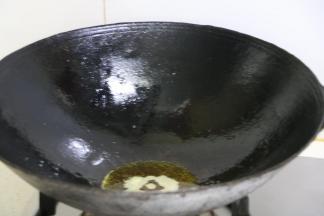 锅内放油，大火烧热