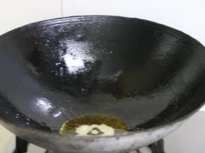 锅内放油，大火烧热