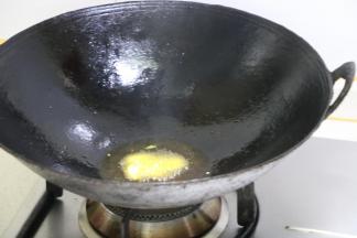 放入蒜瓣，煸炒一下