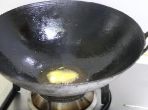 放入蒜瓣，煸炒一下