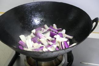 放入茄子，大火翻炒