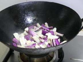 放入茄子，大火翻炒