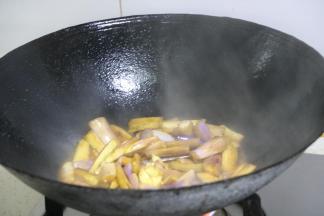 加入生抽后翻炒至茄子变软