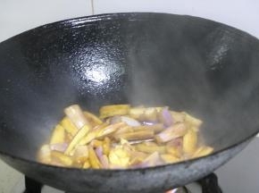 加入生抽后翻炒至茄子变软