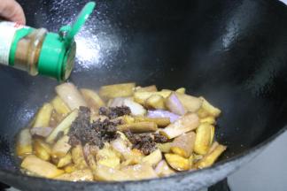 加入盐，糖，五香粉