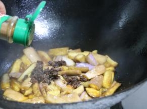 加入盐，糖，五香粉