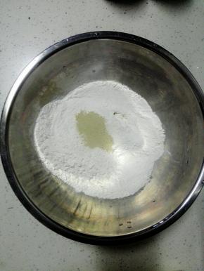 面粉放入盆中，加入酵母拌匀