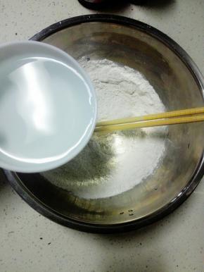 加入温水，慢慢揉匀