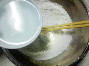 加入温水，慢慢揉匀