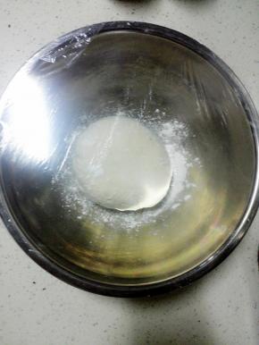 盖上保鲜膜，发酵20分钟（冬天发酵时间延长）