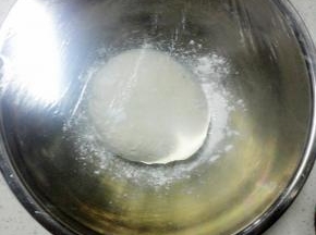盖上保鲜膜，发酵20分钟（冬天发酵时间延长）