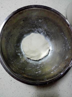 发酵好的面团，揉匀排气