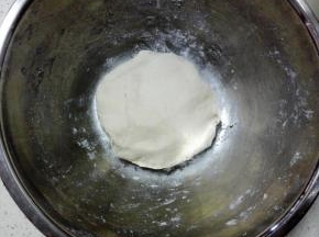 发酵好的面团，揉匀排气