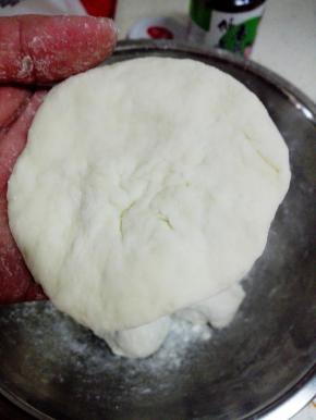 每个面团揉圆后捏扁