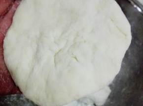 每个面团揉圆后捏扁