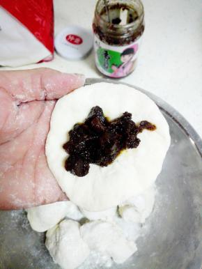 中间放一大勺香菇酱