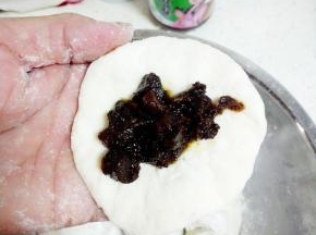 中间放一大勺香菇酱