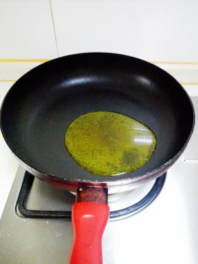 平底锅内放入适量玉米油，大火烧热