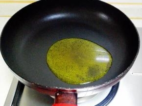 平底锅内放入适量玉米油，大火烧热