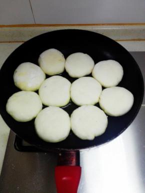 将压扁的香菇酱饼放入油锅，中火开始煎