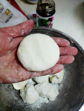 封口朝下，轻轻压扁