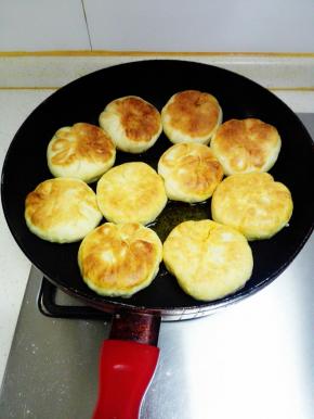 待底部煎成金黄色即可翻面，继续煎，两面都是金黄色即可关火