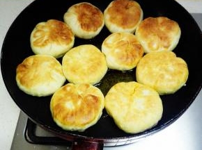 待底部煎成金黄色即可翻面，继续煎，两面都是金黄色即可关火