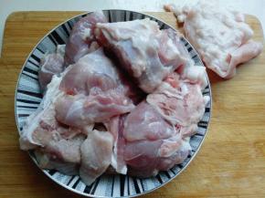 首先将猪蹄髈清理干净，把肥油去掉，洗干净备用。