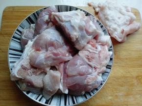 首先将猪蹄髈清理干净，把肥油去掉，洗干净备用。