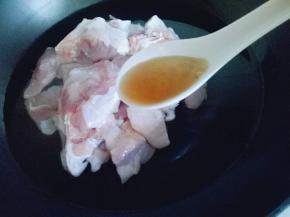 锅中加入清水，放入蹄髈，加入料酒，大火烧开。