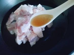 锅中加入清水，放入蹄髈，加入料酒，大火烧开。