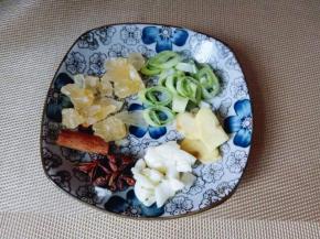 期间这准备调料，葱姜蒜去皮切碎。