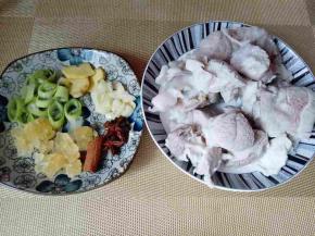 蹄髈焯水捞出后，用冷水反复冲洗，直到肉上面没有杂质。