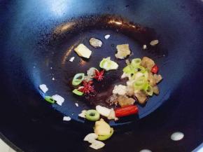 锅中加油，放入调料炒香。