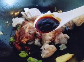 再加入耗油，煸炒均匀。