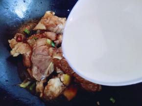 加入清水，大火烧开，水量没过蹄髈即可。