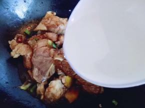 加入清水，大火烧开，水量没过蹄髈即可。