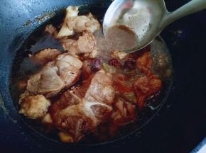 烧开后，用勺子撇去浮在上面的沫子，转小火慢炖，我大约炖了38分钟。