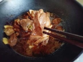 用筷子扎一下，很轻松扎进去就说明可以了。