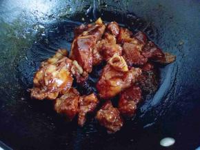 大火收汤至黏稠。