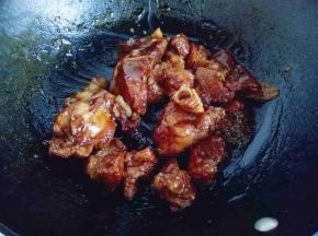 大火收汤至黏稠。