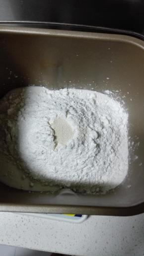 除黄油外，所有材料放入面包机桶中：牛奶，蛋液，盐，糖，高粉，酵母